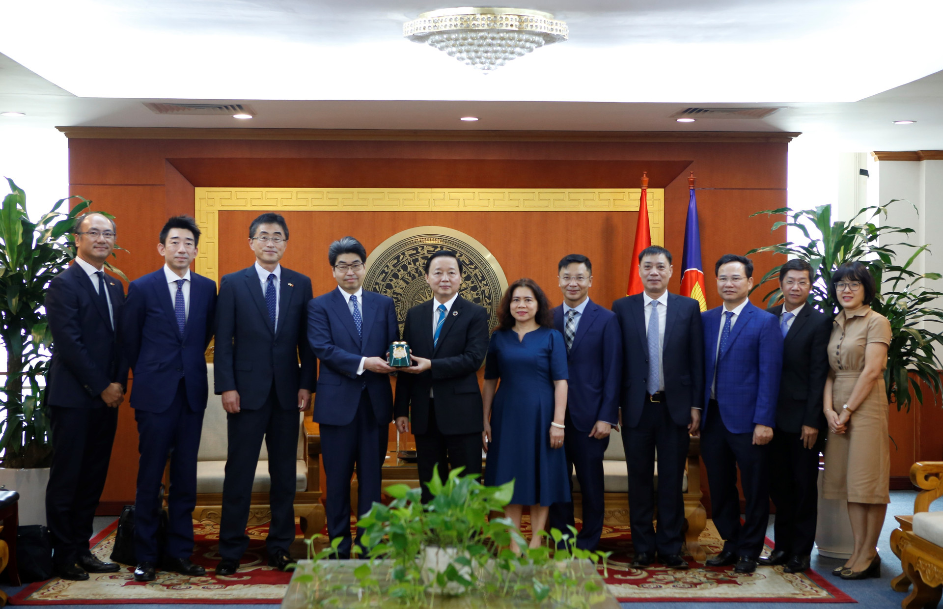 13092022- mg 0365-2-1- BT va doan cong tac JBIC chup anh luu niem