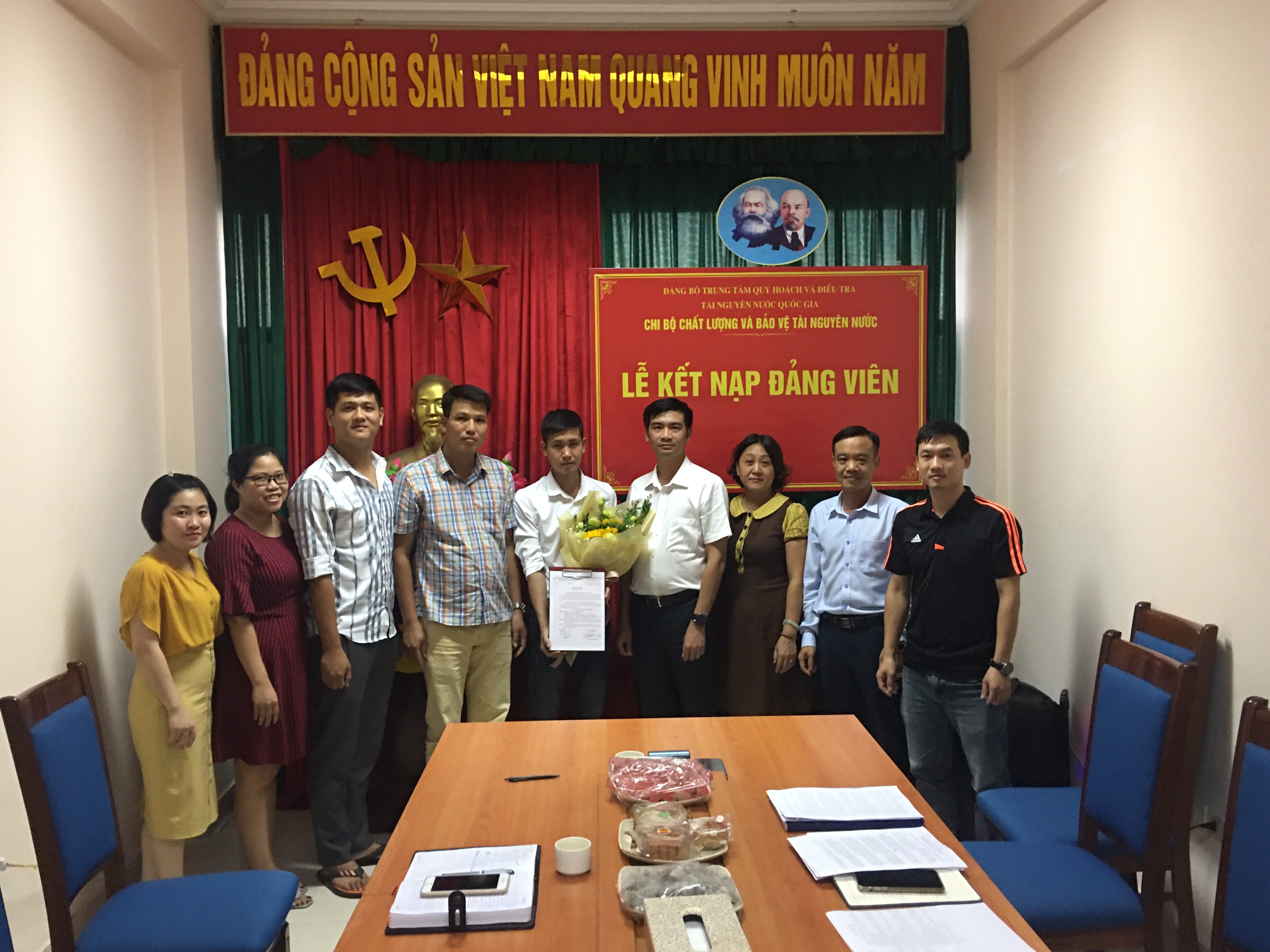 Chi bộ chụp ảnh cung đảng viên mơi