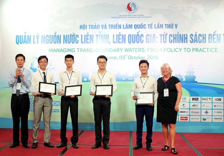 Thứ trưởng Bộ TNMT Chu Phạm Ngọc Hiển và bà Dorit Geb.Hadersbeck Lehrack, Cố vấn trưởng Dự án IGPVN tặng Giấy chứng nhận cho các đội đoạt giải Cuộc thi “Ý tưởng sáng tạo bảo vệ nguồn nước”