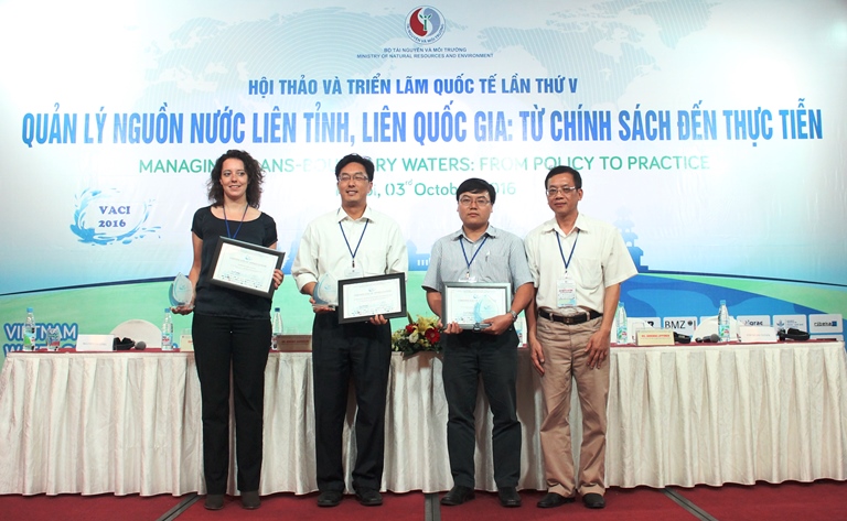 TS. Nguyễn Chí Công, Phó Tổng Giám đốc Trung tâm Quy hoạch và Điều tra tài nguyên nước quốc gia, Bộ Tài nguyên và Môi trường, đại diện Ban Tổ chức đã trao quà lưu niệm cho các đối tác và nhà tài trợ