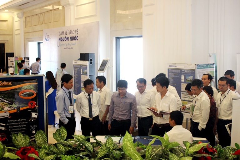 Thứ trưởng Bộ TNMT Chu Phạm Ngọc Hiển và Tổng Giám đốc Tống Ngọc Thanh thăm quan các gian Triển lãm